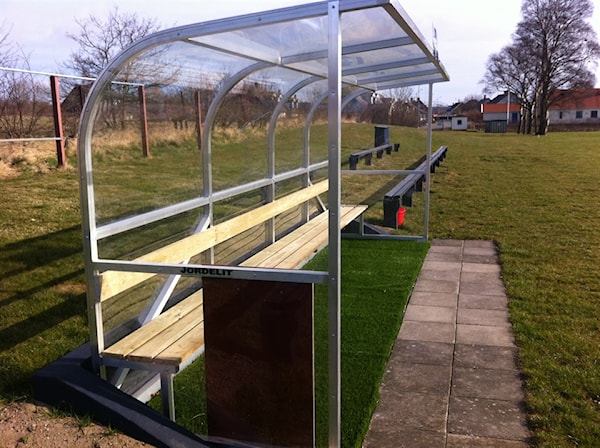 Klart för avbytarbås på övre plan